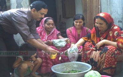 সবজিকে বিষমুক্ত করতে ‘এন্টি ডট’ পানিতে মেশাচ্ছেন উদ্ভাবক আব্দুল্লাহেল বাকি