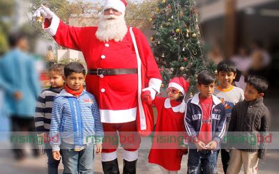শিশুদের সঙ্গে সান্তা ক্লজ, ছবি: অপূর্ব খন্দকার