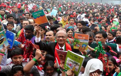 চারদিকে ঝকঝকে নতুন বইয়ের সুবাস