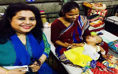 শিশু হাসপাতালে পরিবার নিয়ে রুনা লায়লা শিশু হাসপাতালে পরিবার নিয়ে রুনা লায়লা