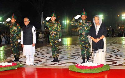 কেন্দ্রীয় শহীদ মিনারে ফুল দিয়ে ভাষাশহীদদের শ্রদ্ধা জানাচ্ছেন রাষ্ট্রপতি ও প্রধানমন্ত্রী
