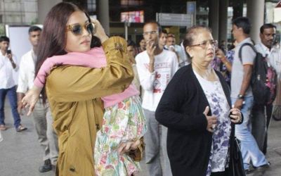 আরাধ্যকে কোলে নিয়ে ঐশ্বরিয়া পাশে তার মা ব্রিন্দা রাই