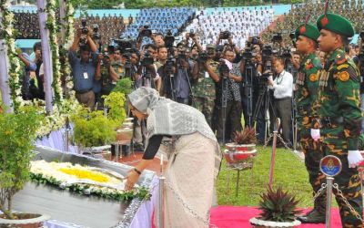 প্রধানমন্ত্রীর শ্রদ্ধা, লাশ হস্তান্তর প্রধানমন্ত্রীর শ্রদ্ধা, লাশ হস্তান্তর
