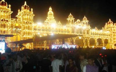 প্রাসাদজুড়ে রাতের আলোকসজ্জা