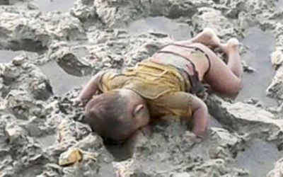 ‘আয়লান রোহিঙ্গা’ নামে পরিচিত হয়ে ওঠা শিশু তোহাইতোর নিথর দেহ পড়ে আছে নাফ নদীর তীরে