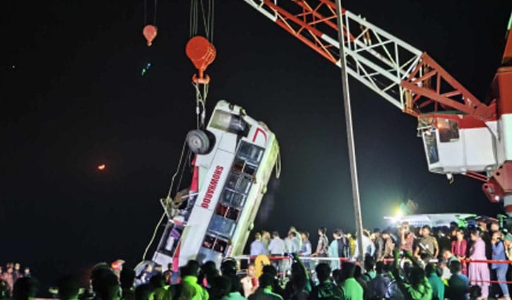 পদ্মায় বাসডুবি