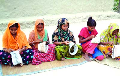 টুপি সেলাই করে ১০ হাজার নারীর ভাগ্যবদল