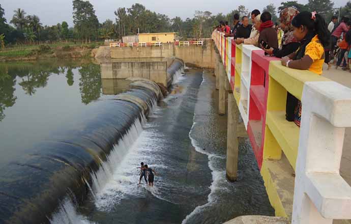 দর্শনার্থীর পদচারণে মুখরিত চেংগী নদীর রাবার ড্যাম
