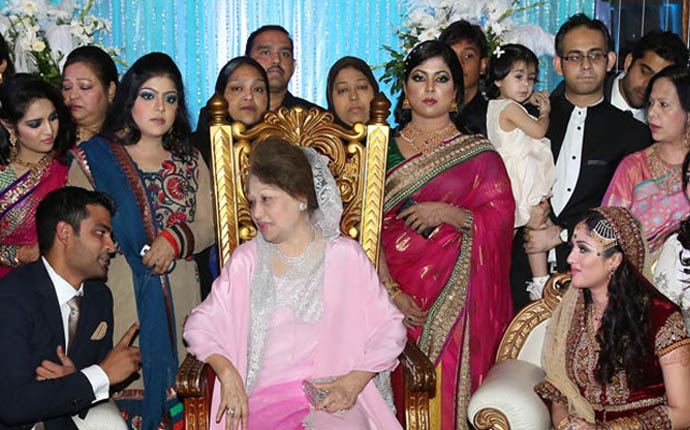 তামিম-আয়েশাকে আশীর্বাদ করলেন খালেদা জিয়া