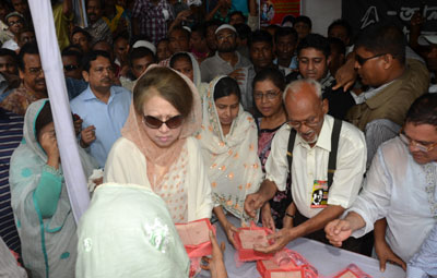 Khaleda gives food to destitute