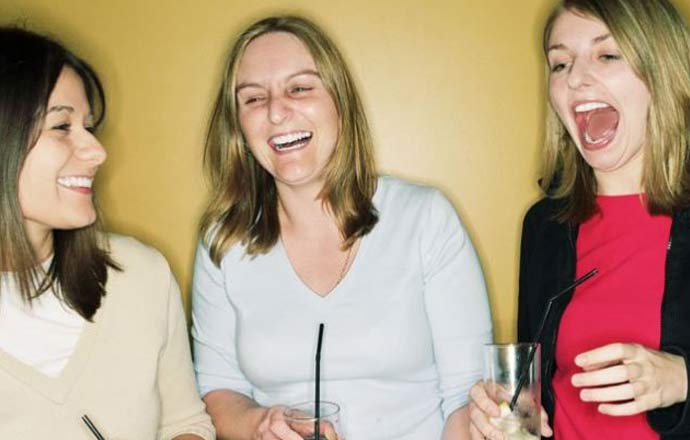 যে কারণে মধ্যবয়স্ক নারীর প্রতি আকৃষ্ট হয় তরুণরা