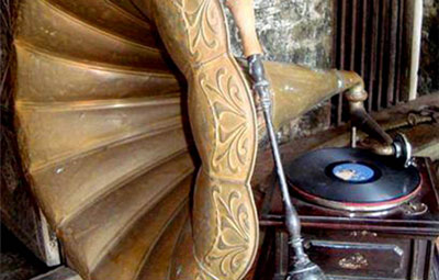 ‘কলের গান’ এখন দূর অতীত