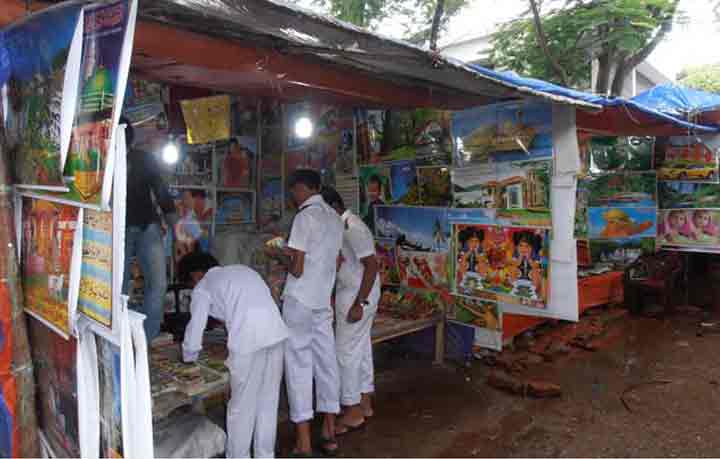 ফেনীতে হাত বাড়ালেই পর্নো ছবি