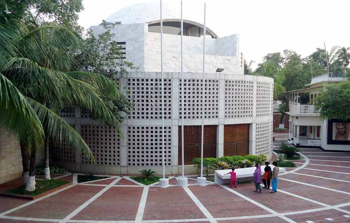 বঙ্গবন্ধুর লাশ দাফনে সময় দেওয়া হয় ১৫ মিনিট