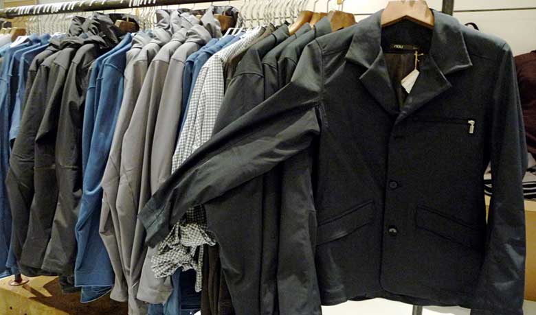 চট্টগ্রামে জ্যাকেট ও ব্লেজারের রমরমা বিকিকিনি