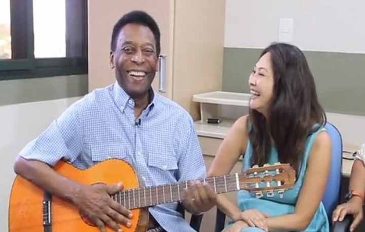 গিটার হাতে ঝড় তুললেন পেলে (ভিডিও)