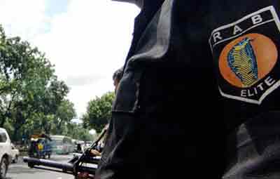 পুলিশের হাতে র‌্যাব আটক