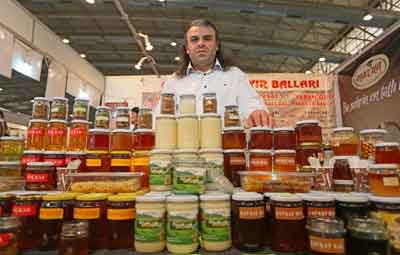 গাড়ির দামে এক কেজি মধু