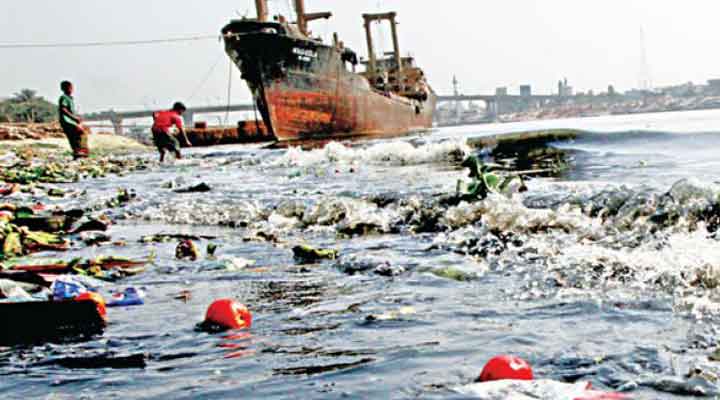 দূষণে জর্জরিত বুড়িগঙ্গা
