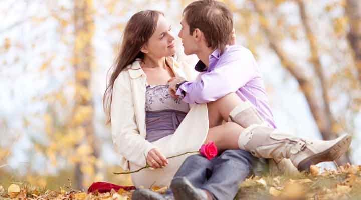 যা দেখে বুঝবেন ছেলেটি আপনার প্রেমে পড়েছে