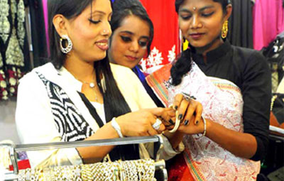 মেলায় মেয়েদের সেরা পছন্দ চুড়ি