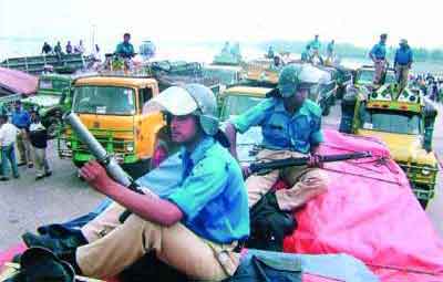 যেভাবে ধরা পড়েছিল ১০ ট্রাক অস্ত্র