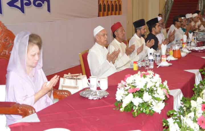 রাজনীতিবিদদের সঙ্গে খালেদার ইফতার