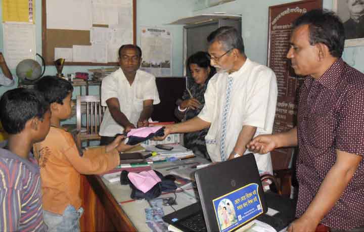 স্কুল ড্রেস পেয়ে দারুণ খুশি ওরা
