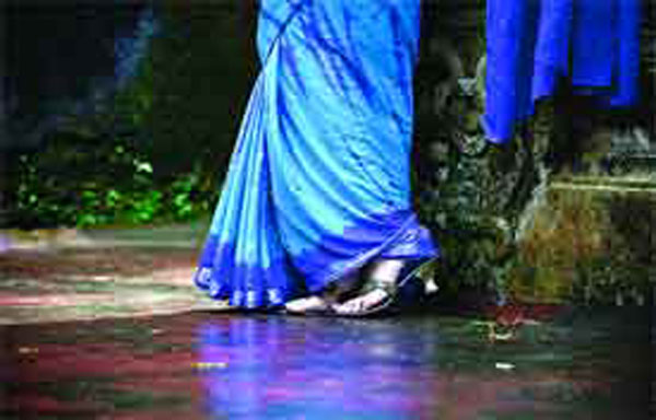 দুর্ভাগ্যপীড়িত একটি নীল শাড়ির গল্প