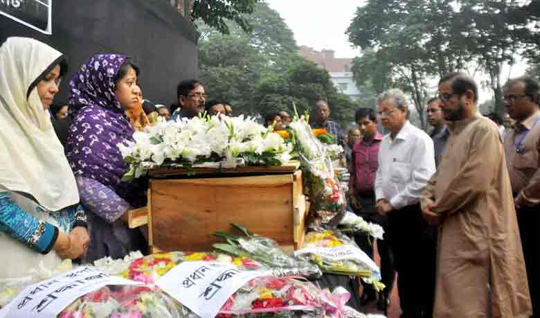 Mainul’s body at Buddhijibi graveyard