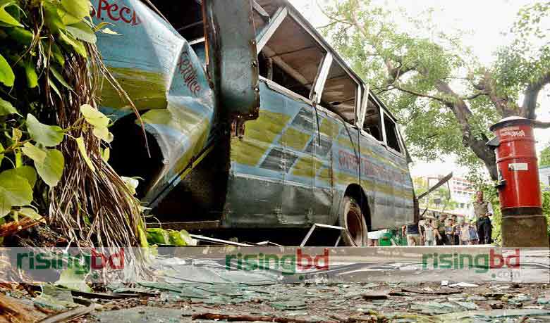 20 hurt as bus hits tree in capital