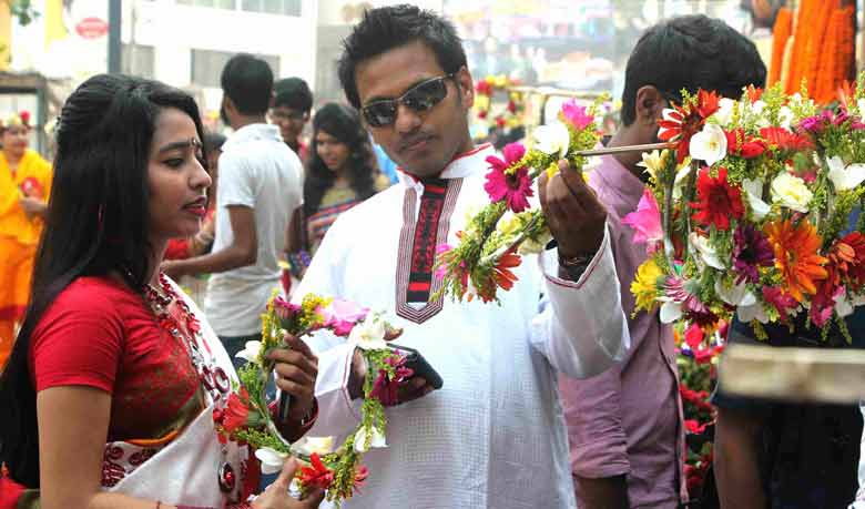 খোপায় ফুলের মালা