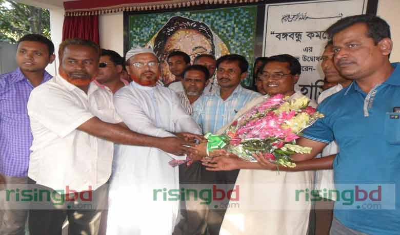 ফুলের তোড়া দিয়ে জামায়াত নেতার আ.লীগে যোগদান