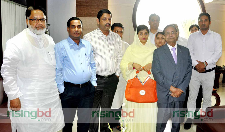 Rail minister flies to Singapore for checkup