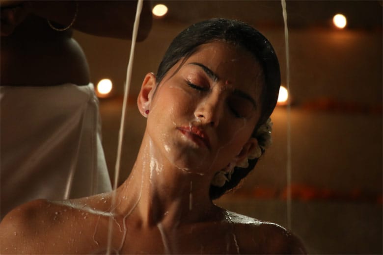 দুধে স্নান করে সর্দিকাশিতে নাকাল সানি লিওন