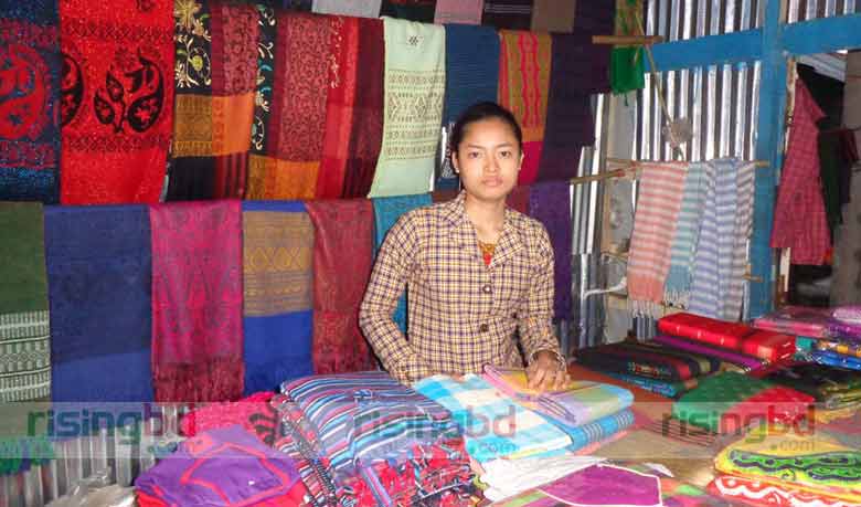 কদর বেড়েছে রাখাইনদের তাঁত শিল্পের