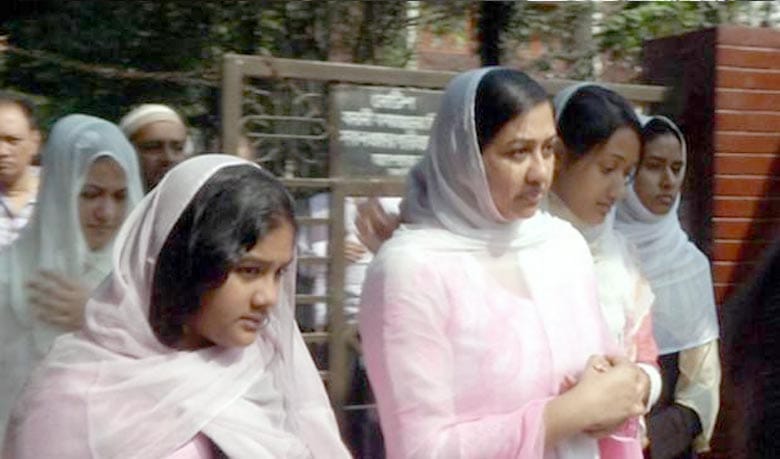 মালয়েশিয়ায় ফিরে গেলেন কোকোর স্ত্রী-সন্তান