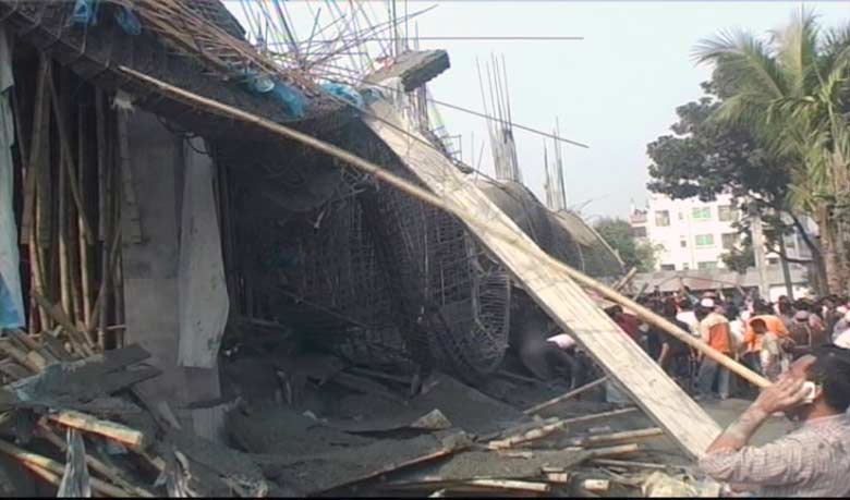 রংপুরে মসজিদের ছাদ ধসে আহত ৩৫