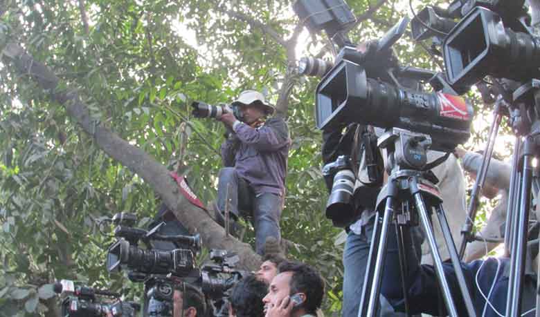 খালেদা জিয়ার ছবি লাগবে, তাই...