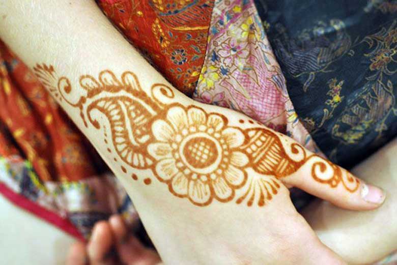 মেহেদির রঙ তোলার সাত উপায়