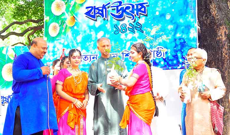 ঢাবিতে বর্ষা বরণ