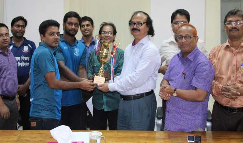 জবিতে আন্তঃবিভাগ ক্রিকেট প্রতিযোগিতার পুরস্কার বিতরণ