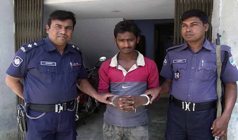 কুষ্টিয়ায় মাদকাসক্ত পুত্রকে ভ্রাম্যমান আদালতে সোর্পদ করলেন পিতা