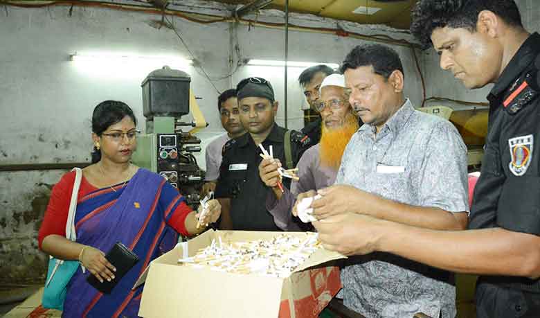 রাজশাহীতে নকল সিগারেট তৈরির কারখানার সন্ধান