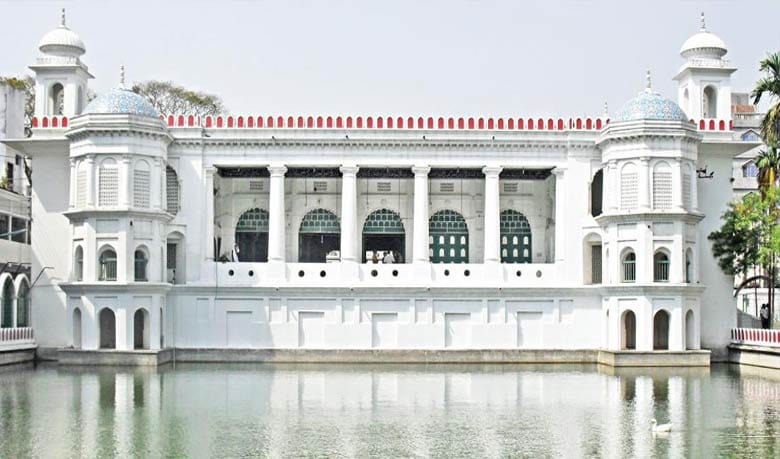 নিষ্প্রাণ হোসেনি দালান