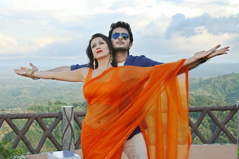 ৫২ হলে ‘ছেলেটি আবোল তাবোল মেয়েটি পাগল পাগল’