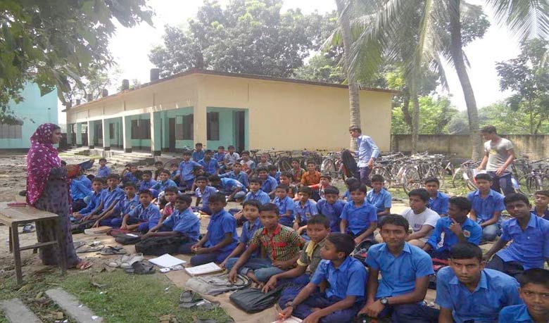 খোলা আকাশের নিচে পাঠদান