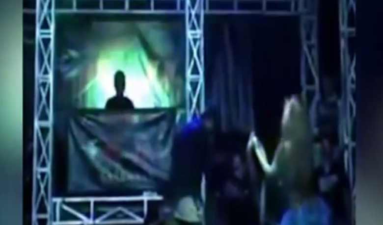 Singer dies after cobra bites her during performance