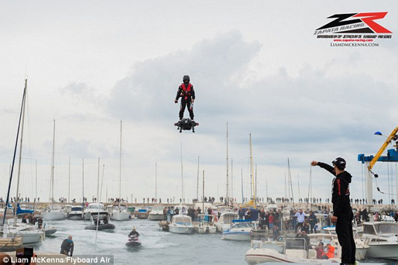 Man breaks world record for hoverboard flying (video)