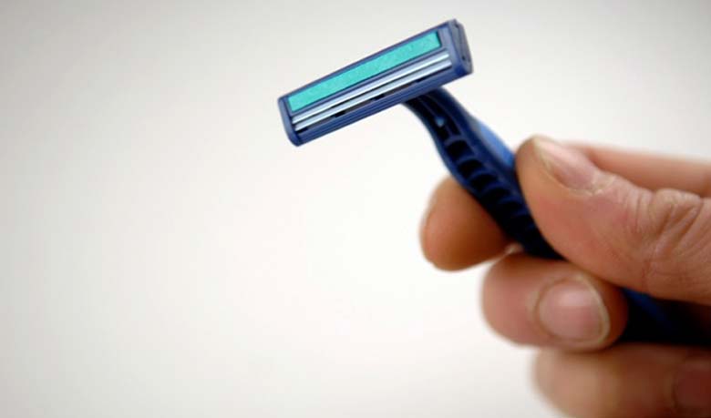 রেজার ব্লেডের ধার বাড়ানোর সহজ উপায় (ভিডিও)